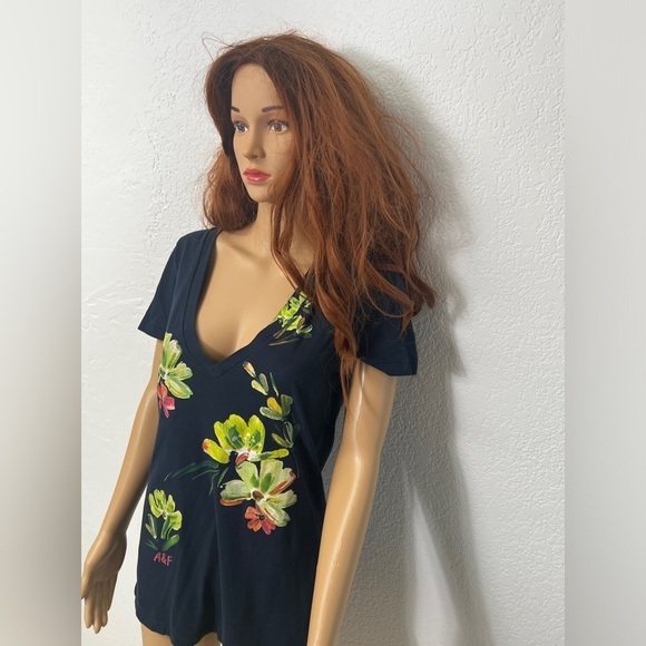 Abercrombie & Fitch Navy Blue Tropical
Floral Knit V Neck Size Medium - Picture 4 of 14